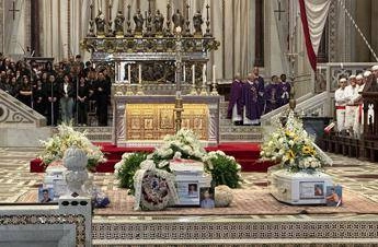 Ragazzi uccisi a Monreale, dolore e applausi ai funerali di Salvo, Andrea e Massimo