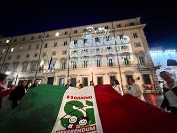 Referendum cittadinanza, blitz del comitato promotore: logo su facciata Palazzo Chigi – Foto