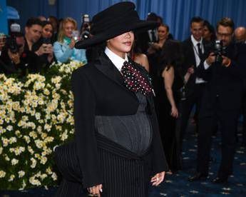 Rihanna incinta, l’annuncio con pancione al Met Gala