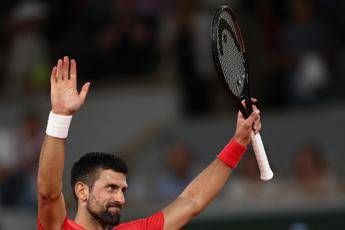Roland Garros, Djokovic supera Misolic e va agli ottavi