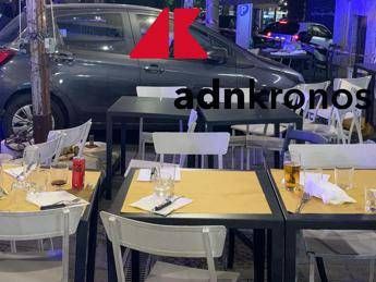 Roma, 86enne travolge in auto tavoli ristorante: sfiorata strage al quartiere Trieste