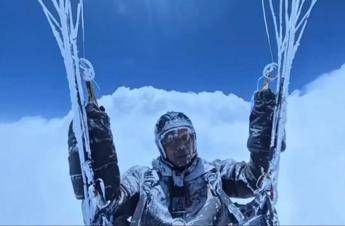 Scaraventato a più di 8.000 metri, parapendista sopravvive al gelo e all’ipossia: il video è virale