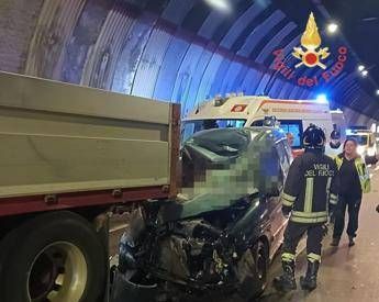 Scontro tra camion e auto sulla statale ‘Dei Due Mari’, due morti nel Catanzarese