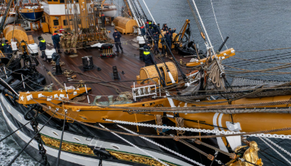Amerigo Vespucci, giovane cade in mare al porto di Palermo