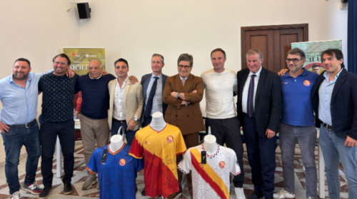 Caltanissetta. Presentata la “Sikelia Cup 2025”: il 14 giugno nazionale siciliana in campo contro la Costa d’Avorio Ligue 1