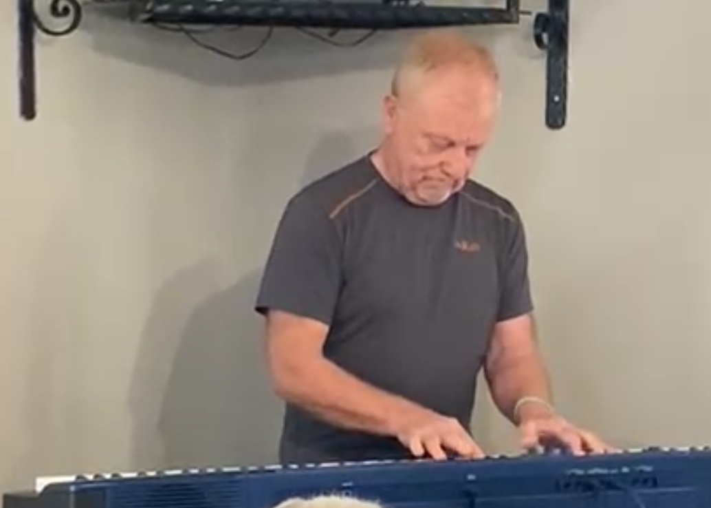 Curiosità nel nisseno, il tastierista dei Simply Red Dave Clayton incanta i clienti di una pizzeria di Sutera