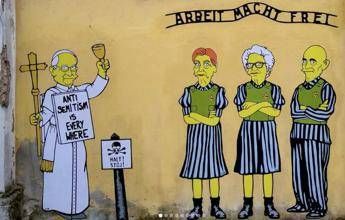 Scritta ‘genocidio’ e baffi alla Hitler, vandalizzato murale con Segre, Bruck e Sami Modiano