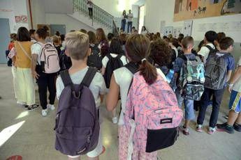 Scuola, Valditara: “Divieto utilizzo cellulari fino a 14 anni in Ue”