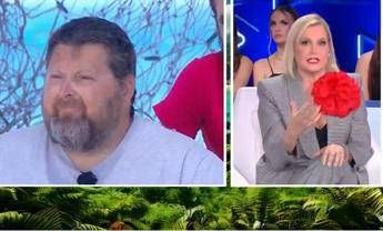 Simona Ventura contro Mario Adinolfi all’Isola dei Famosi: “Io madre adottiva, la mia è una famiglia vera”
