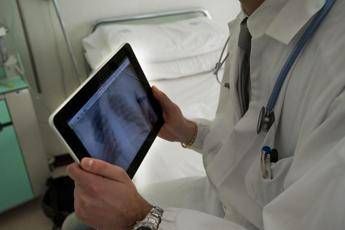 Sindacati medici: “Ospedali occupati dall’università, carriere scippate”