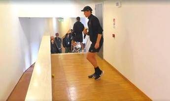 Sinner, la pioggia ritarda il match con Cerundolo. E lui gioca a bocce – Video