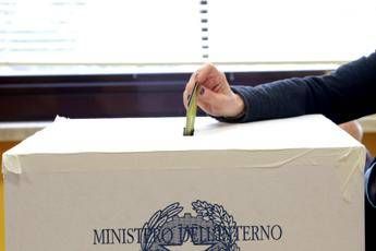 Sondaggi politici, Fratelli d’Italia stabile al 30%, il Pd cala di mezzo punto