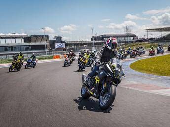 Suzuki Motor Fest 2025: emozioni in pista e in mare per oltre 2000 appassionati