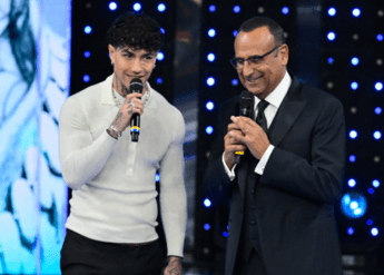 Tony Effe assente ai Tim Summer Hits, Carlo Conti spiega: “È incinto”