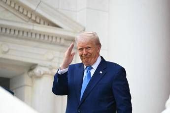 Trump, autocelebrazione al Memorial Day: “Dio mi ha riportato alla Casa Bianca”