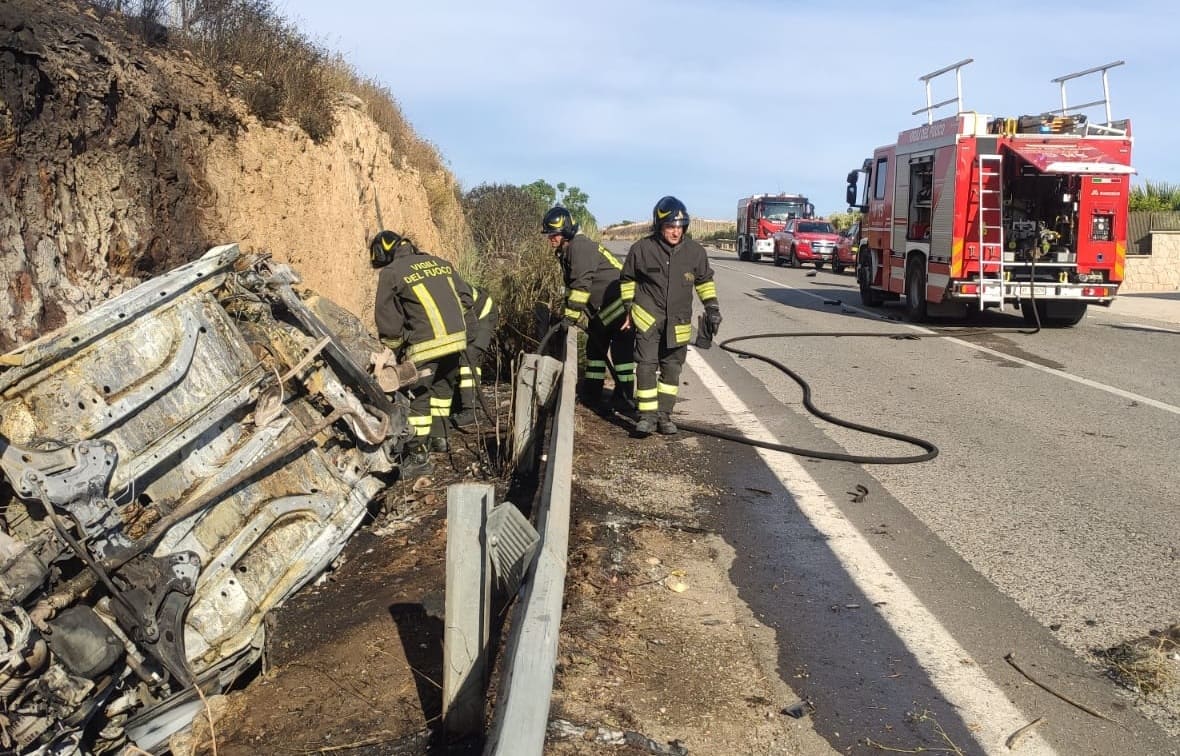 Auto si incendia dopo un incidente nel ragusano, conducente morto carbonizzato