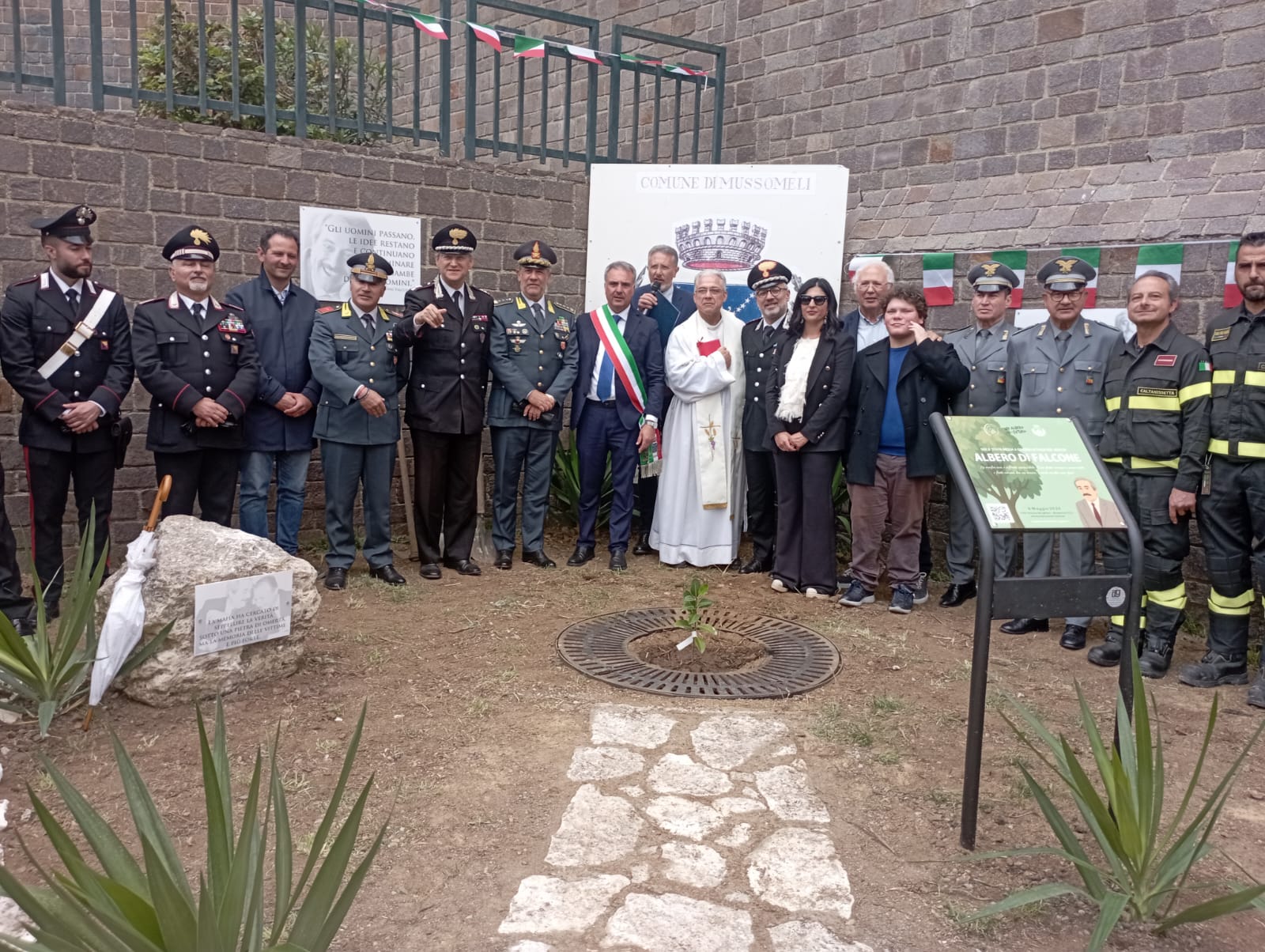 Mussomeli, piantumato l’albero di Falcone. Esortazione ai giovani studenti: ” Camminate sempre nella legalità”