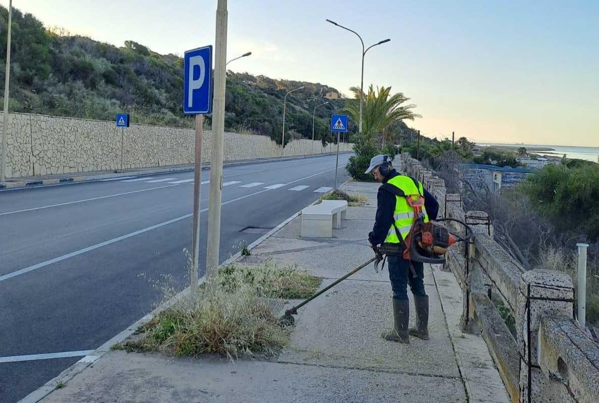 A Gela operazioni di scerbamento con acido pelargonico: ecco il calendario previsto