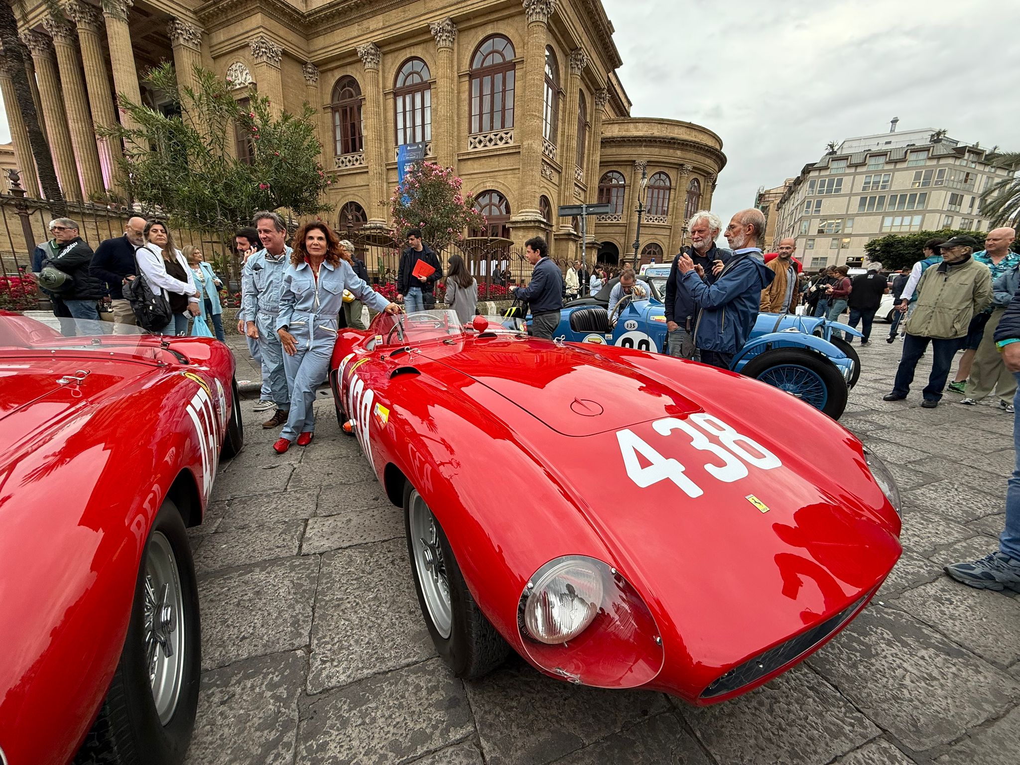 Tagliato il nastro del Giro di Sicilia 2025, partite da Palermo più di 200 auto d’epoca