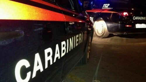 Si lancia dal balcone, ma cade su una passante e la uccide