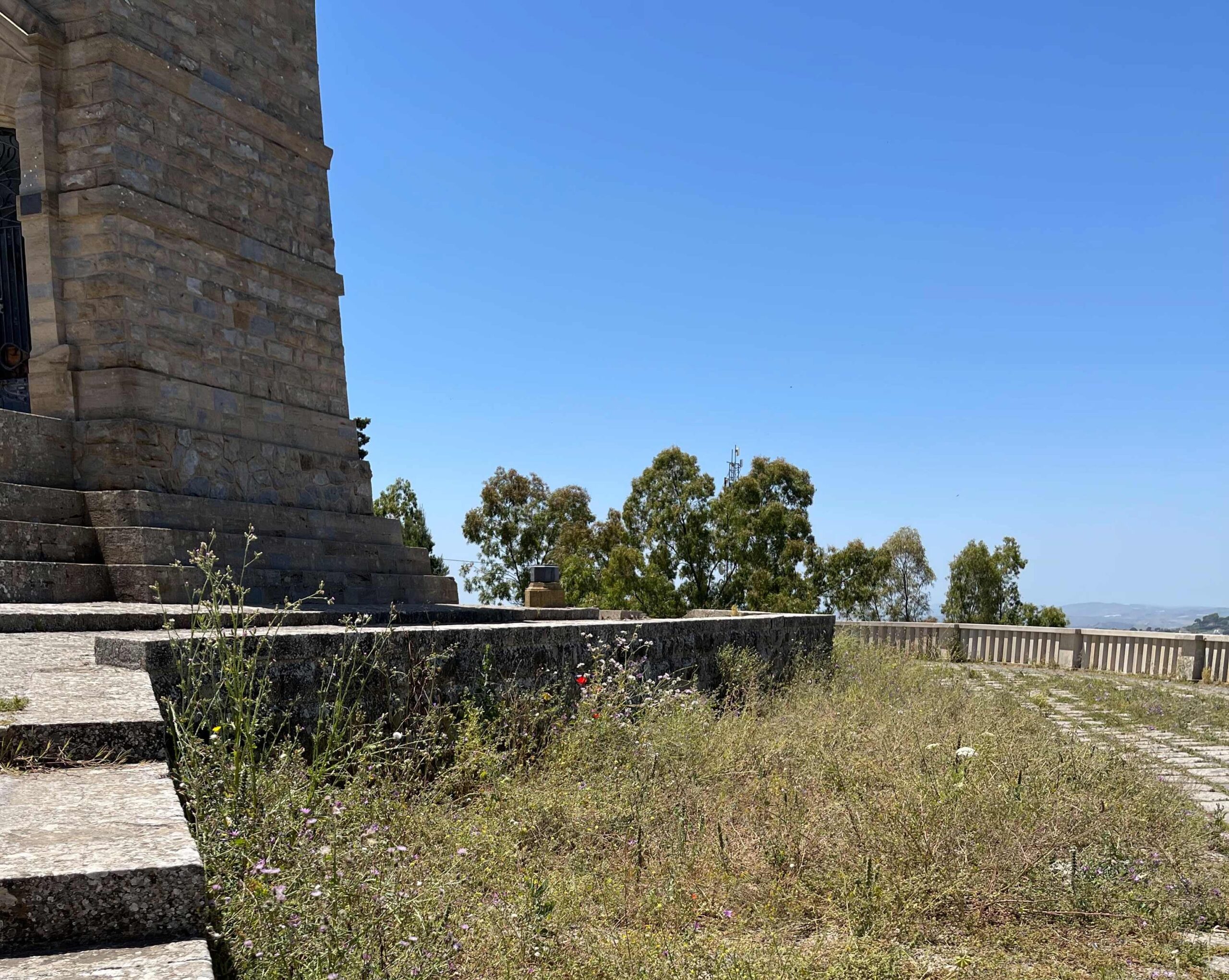 Caltanissetta. La segnalazione di un nostro lettore: “Erbacce e incuria al Redentore, ma anche in via Monte San Giuliano
