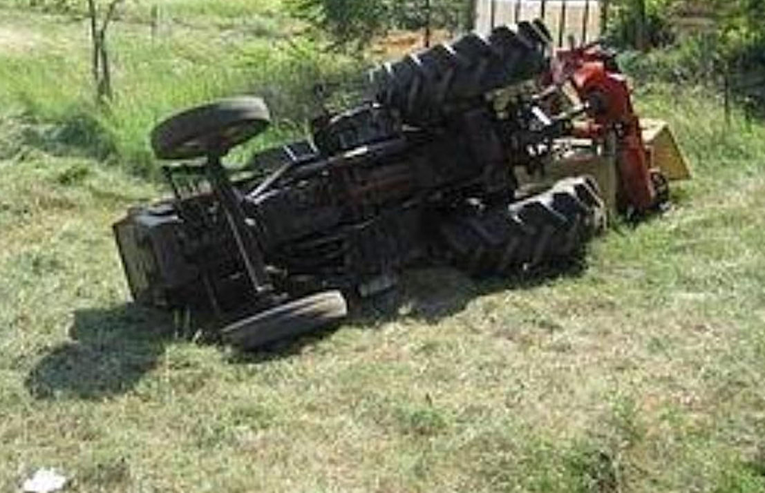 Rimane incastrato nel trattore che gli si è capovolto: prognosi riservata per un 51enne