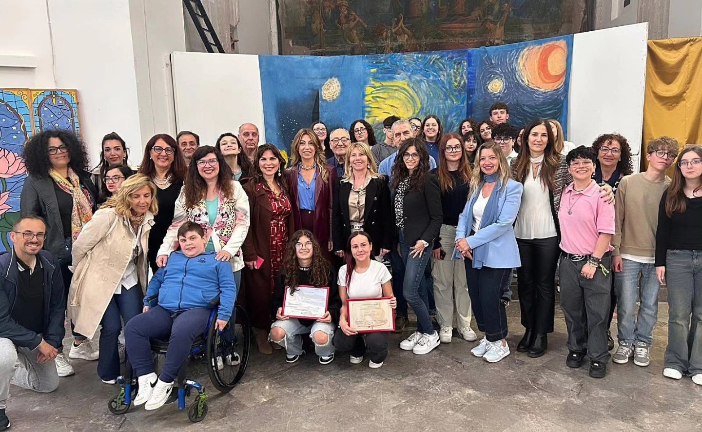 Scuola in mostra in Piazza Duomo a Cefalù con robot e porte pittura