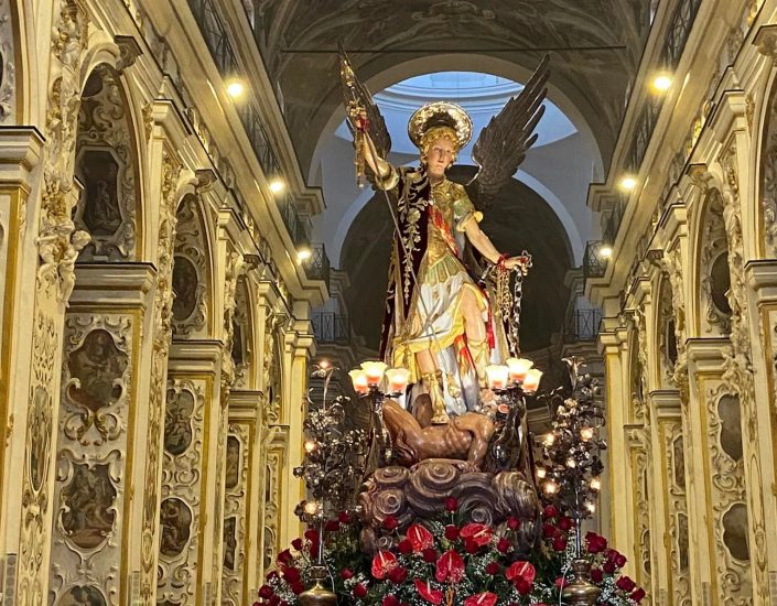 Caltanissetta. 8 maggio, il simulacro di San Michele Arcangelo in processione con un passaggio straordinario per celebrare il 400° anniversario della sua apparizione