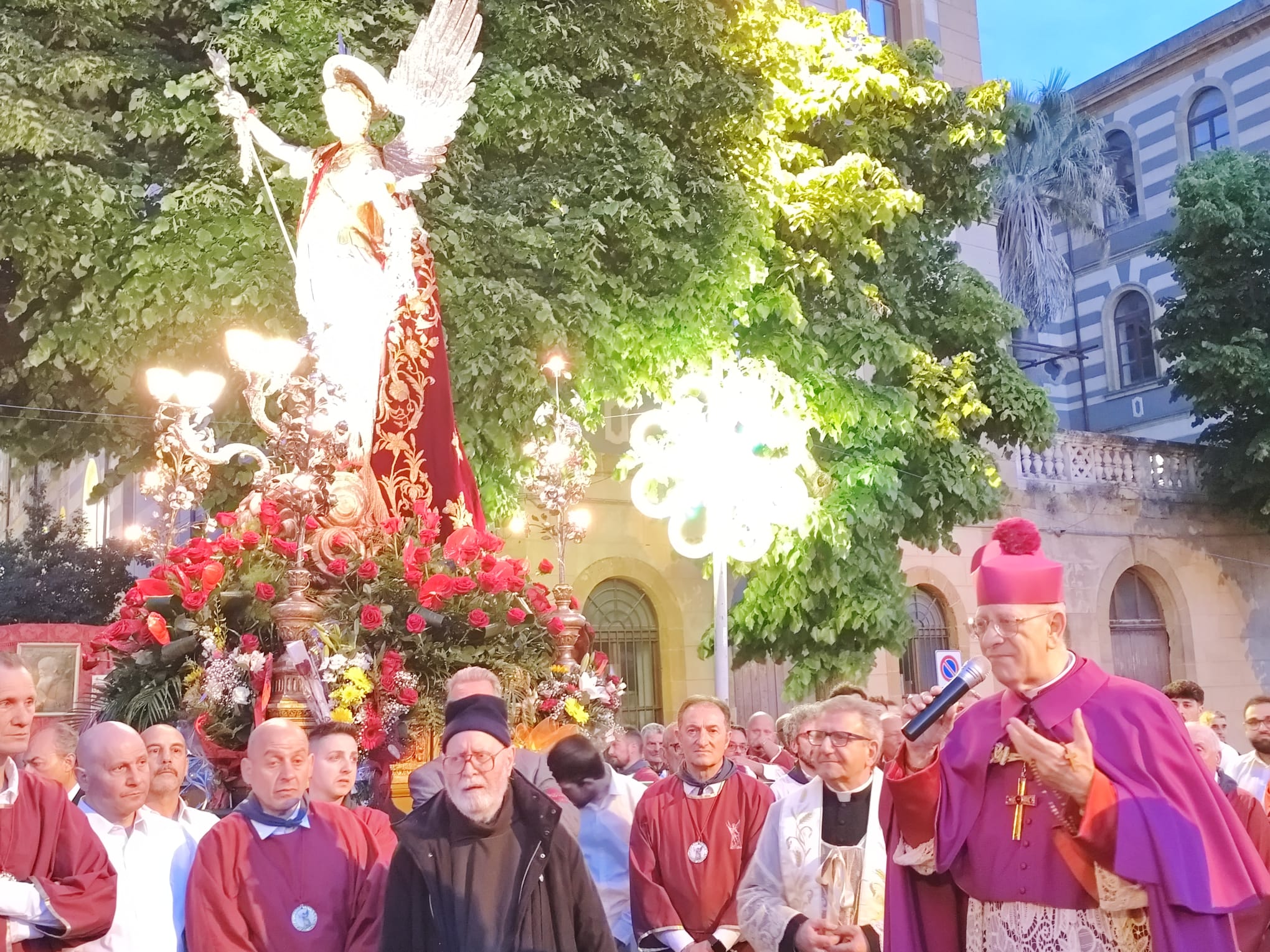 Caltanissetta. Processione di San Michele, il Vescovo Russotto: “Diamo vita a una città che sia civiltà di solidarietà e di amore”