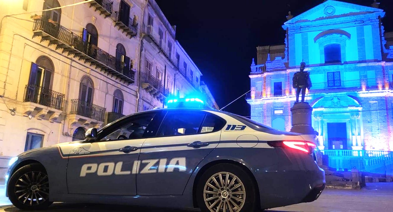 Caltanissetta. Non si ferma all’alt Polizia e si ribalta con l’auto sulla SS640 dopo una precipitosa fuga per le vie della città: arrestato ventenne