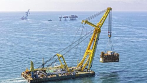 Bayesian sollevato dall’acqua: le gru fanno riemergere interamente il mega yacht affondato a Porticello