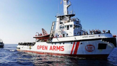 Open Arms soccorre 54 migranti, tra loro anche due neonati