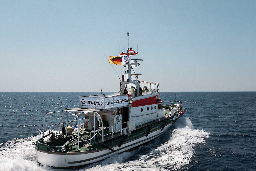Sbarco di migranti nel porto di Pozzallo, la nave ong Sea-Eye 5 sottoposta a fermo