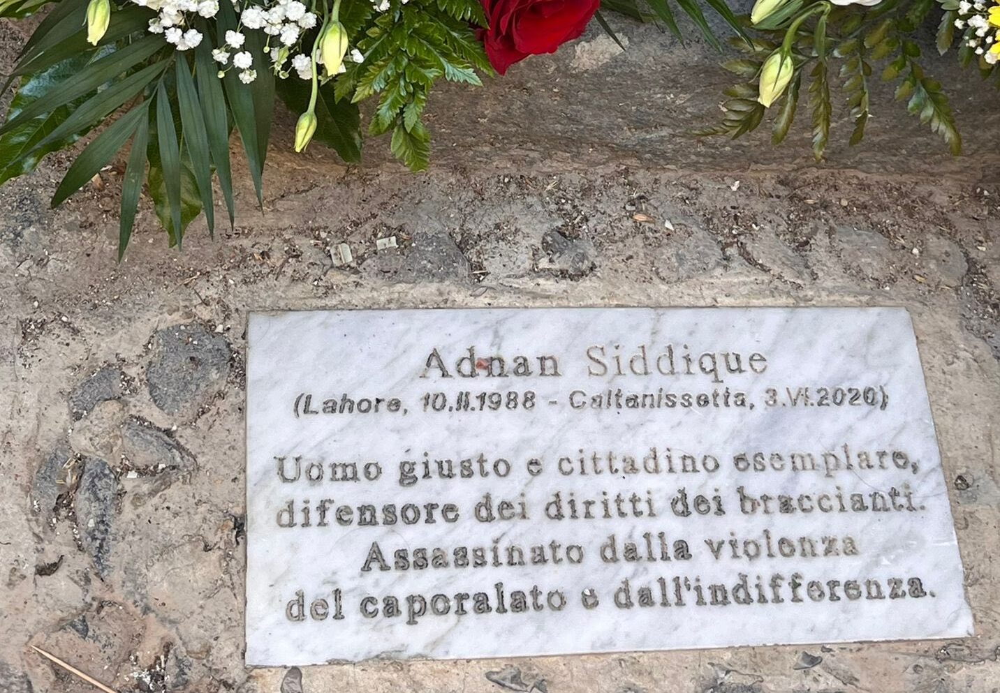Rassegna Stampa. Caltanissetta. Adnan Siddique: deposizione di fiori davanti la casa in cui fu ucciso per l’impegno contro il caporalato, immigrati assenti