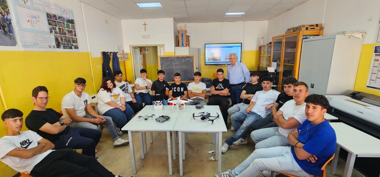 Caltanissetta. All’Istituto Tecnico Agrario “Di Rocco” rilasciato patentino per pilotare droni in categoria Open A1/A3 a 17 alunni
