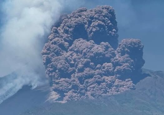Etna dà spettacolo ed è virale su social, tremore è in calo