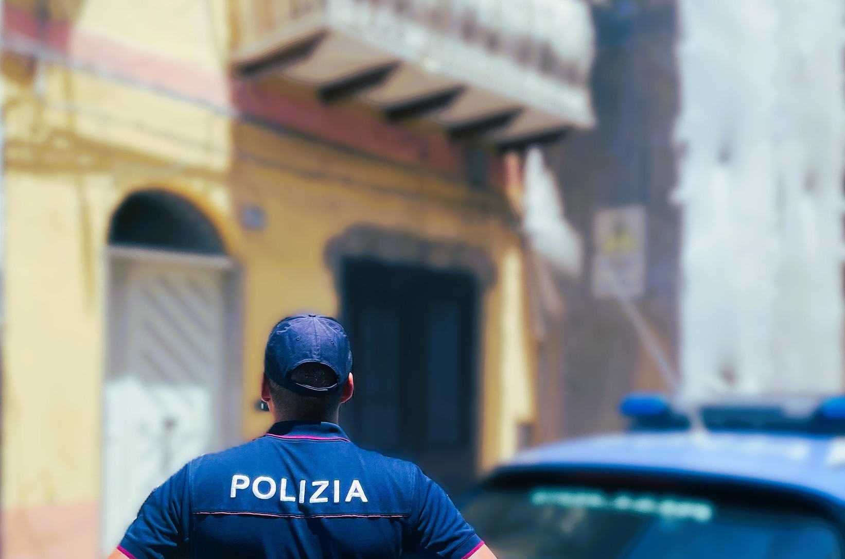 Nel Nisseno anziano dimentica le chiavi, tenta di arrampicarsi al balcone di casa, ma resta appeso: salvato dalla Polizia