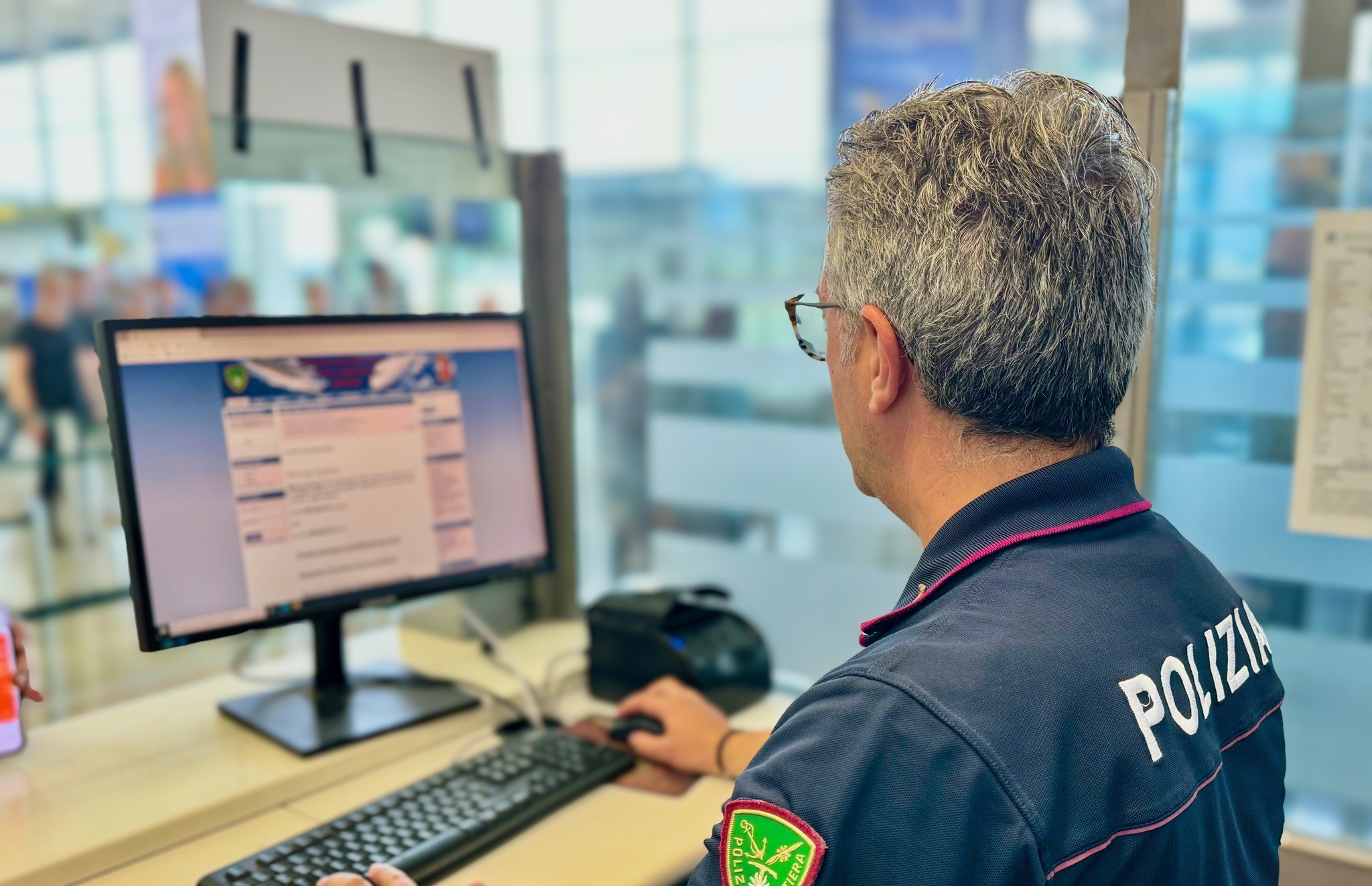 Giovane cerca di imbarcarsi in aeroporto a Catania con passaporto falso: arrestato