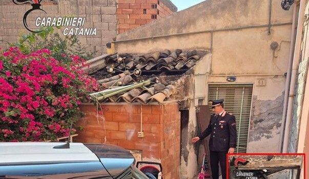 Incendio divampa in un’abitazione a Paternò, Carabiniere interviene per spegnere il rogo: in salvo mamma e tre bimbi