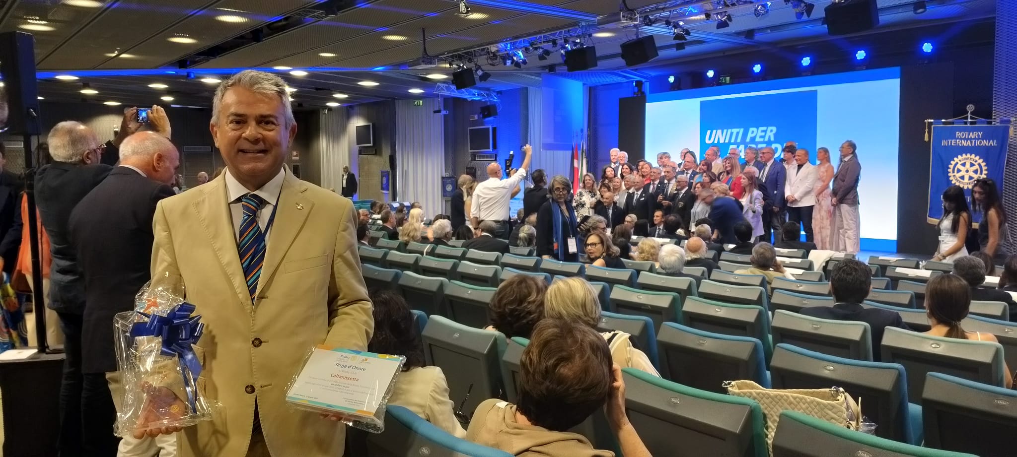 Caltanissetta. Al Rotary Club tanti prestigiosi riconoscimenti,  tra cui la Targa d’Onore e l’Attestato Oro