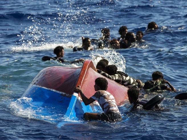 Nuova tragedia del mare. Affonda barchino con 95 migranti: morta una donna, ci sono dispersi, salvi in 87
