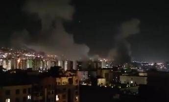 Attacco israeliano all’Iran, colonne di fumo su Teheran – Video