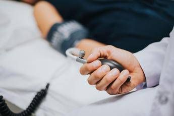 Caldo e pressione, a rischio anche gli ipertesi: i segnali da non sottovalutare