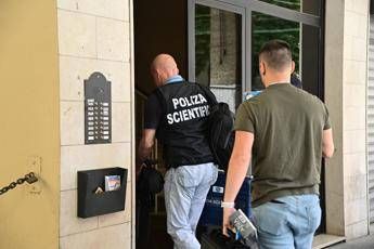 Coppia uccisa in casa a Bologna, coinquilino ripreso prima della fuga: il punto degli investigatori