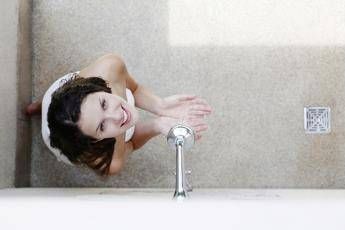 Doccia fredda o calda in estate? Ecco la risposta