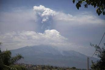Etna in eruzione, crolla parte del cratere Sud-Est. Sindaco Catania: “Nessuna criticità”