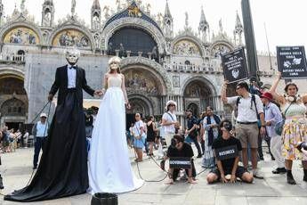 Flash mob di protesta e ultimi arrivi vip, a Venezia è ora della prima festa nuziale di Bezos e Sanchez