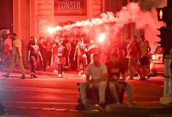 Francia, incidenti dopo vittoria Psg: 294 arresti, 17enne muore accoltellato a Dax