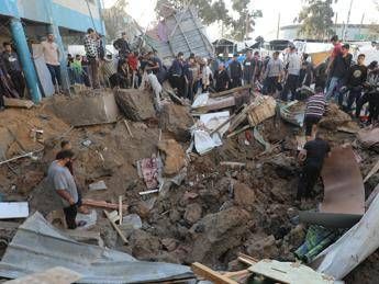 Gaza, Wafa: “All’alba di oggi 22 morti in raid di Israele nella Striscia”