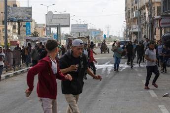 Gaza, al Jazeera: “Ancora spari durante distribuzione aiuti, morti e feriti”